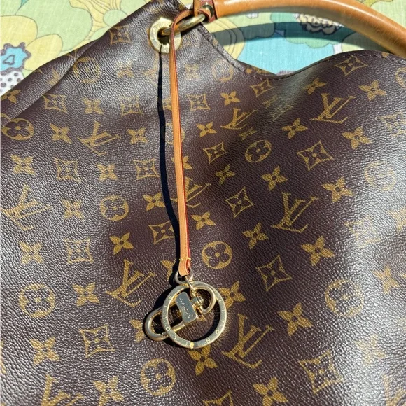 Louis Vuitton Artsy MM Monogram Bag - Picture 15 of 16